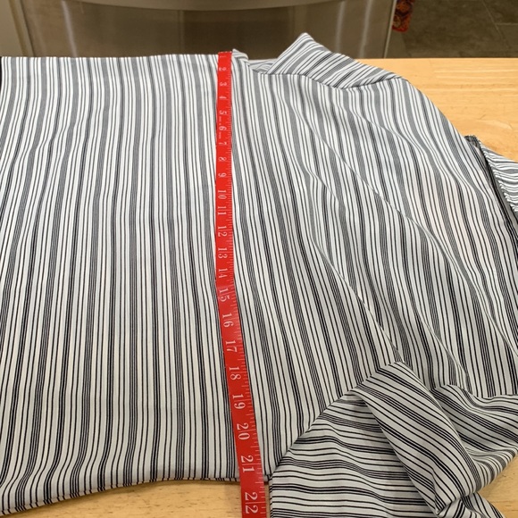 NWOT generous cut Chico’s size 1 polyester black & white top. - Picture 8 of 14